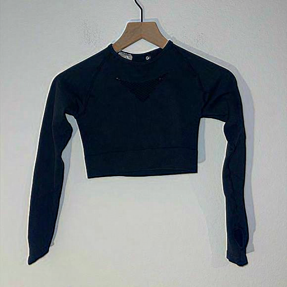 AYBL‎ cropped athleisure top Size Small Black long sleeve thumb holes